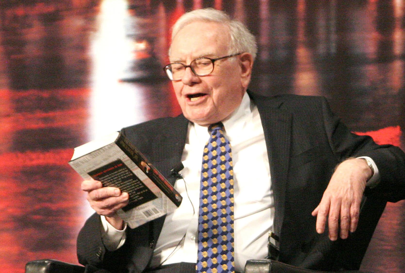 Warren Buffett and the 5 Books That Can Transform You
